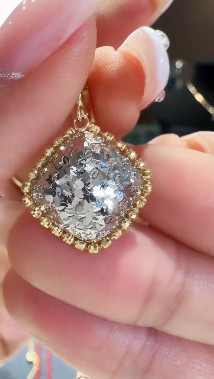 【闪购商品】18K金吊坠(不含链)双色车花方形单吊坠不含链2.5克的