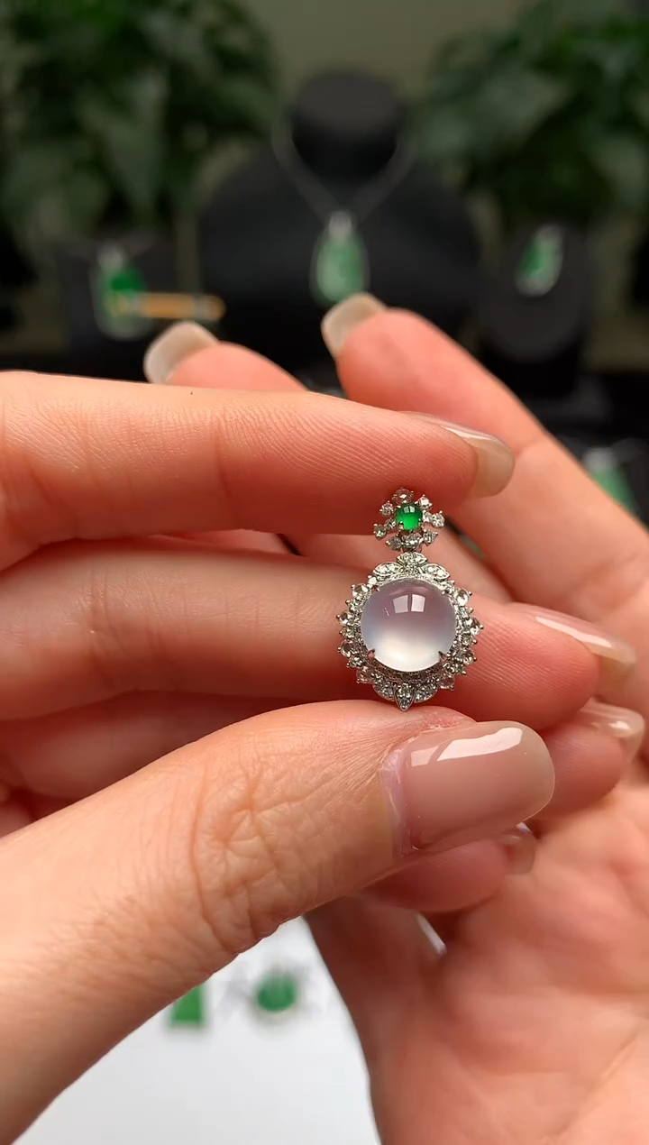 颈饰18K金镶嵌翡翠冰蛋