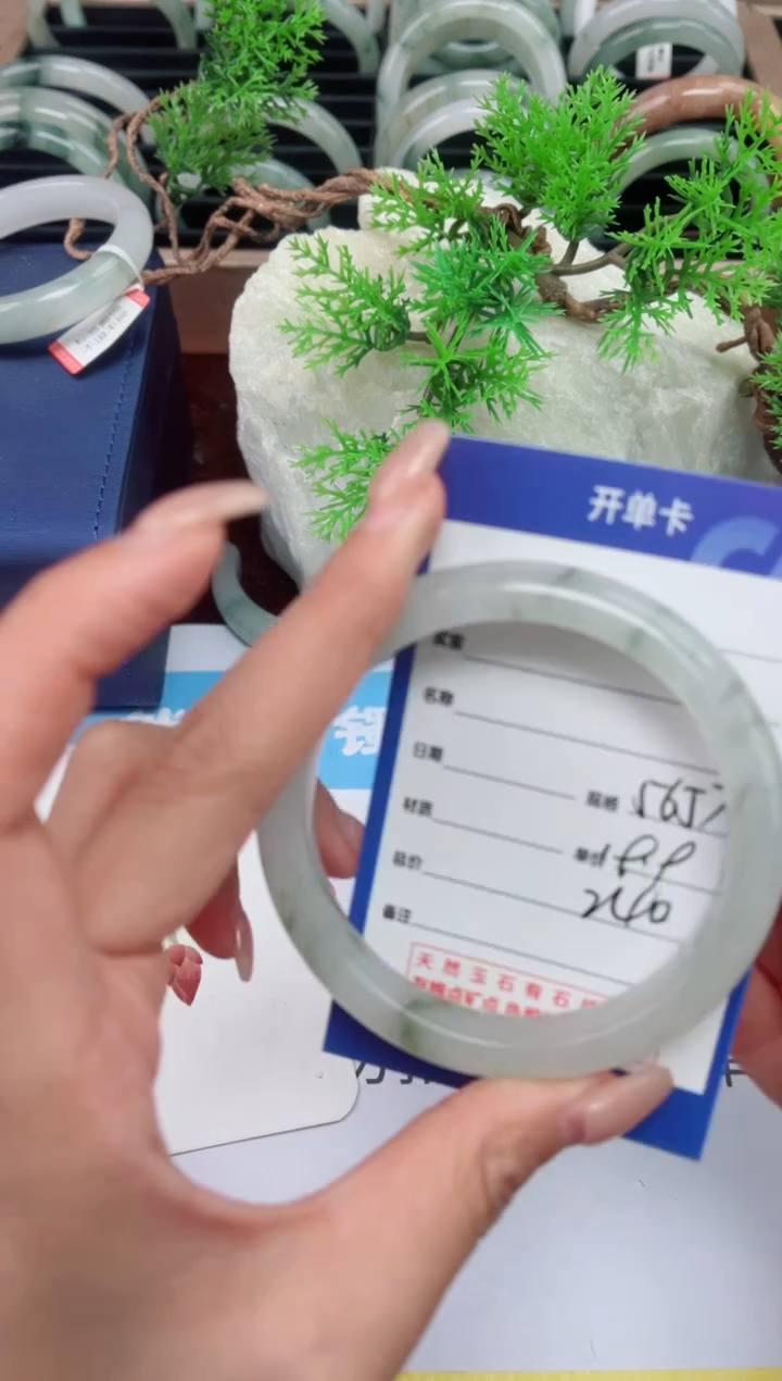 【闪购商品】石英质玉手镯未镶嵌240