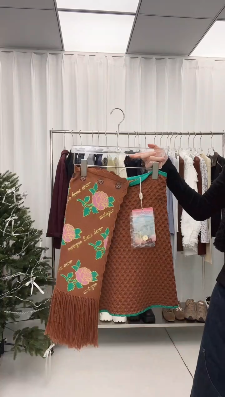 编号044  品牌半裙S码 1折  待开价