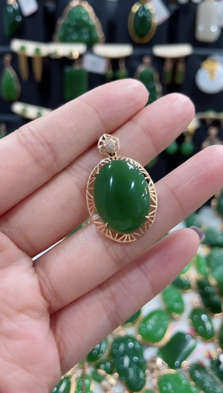 【闪购商品】和田玉（碧玉）颈饰18K金镶嵌蛋面