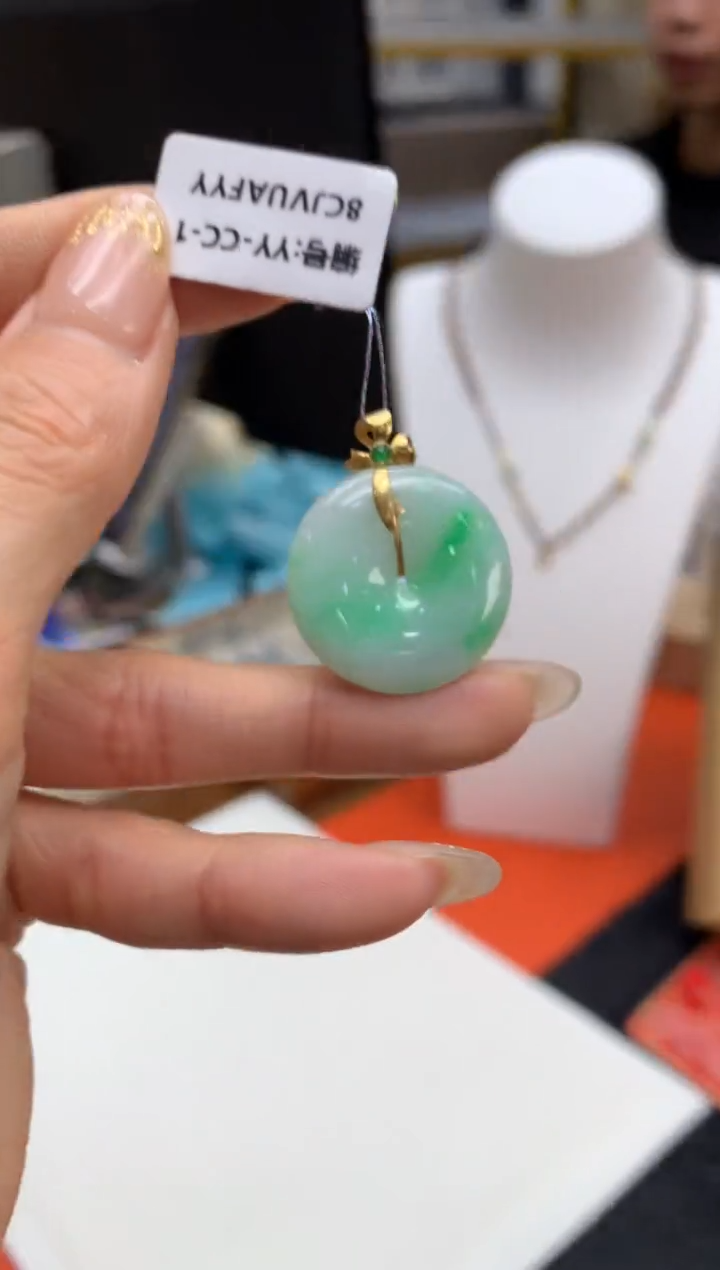 【闪购商品】翡翠颈饰18K金镶嵌平安扣