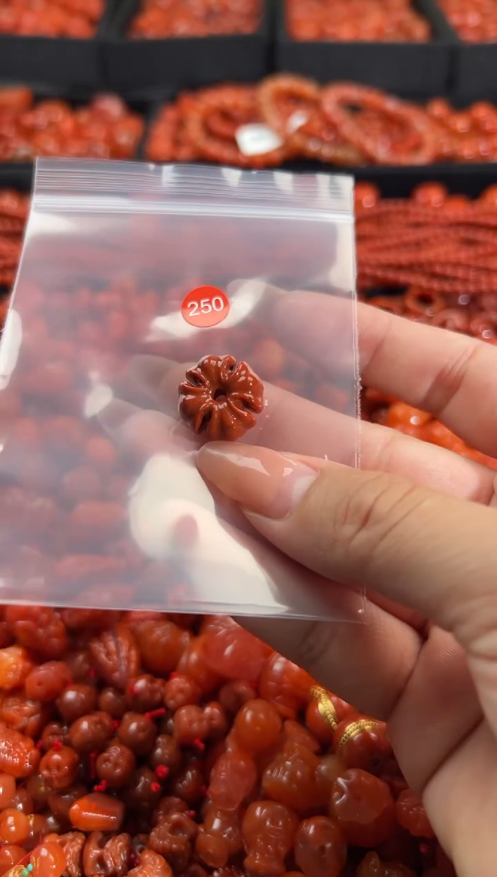 南红玛瑙未镶嵌颈饰1