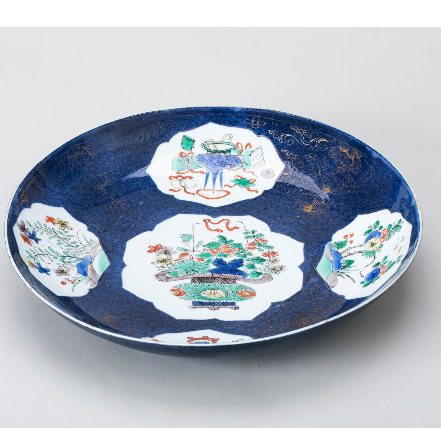 【拍卖】13、洒蓝地描金五彩篮花图盘