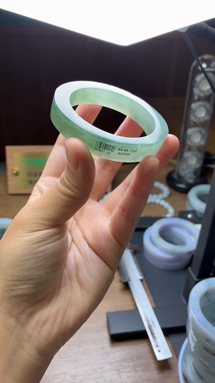 未镶嵌手镯定制翡翠?**A定制