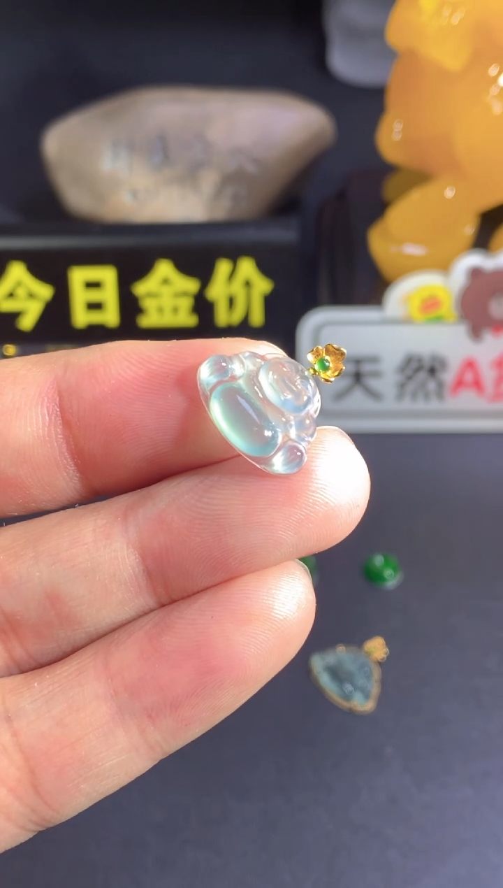 翡翠18K金镶嵌颈饰   