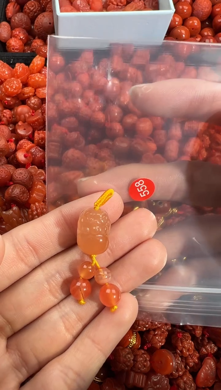 南红玛瑙未镶嵌颈饰1
