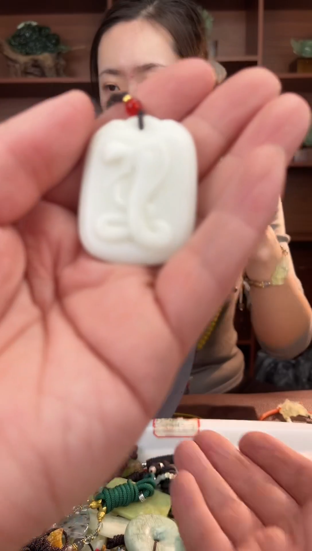 未镶嵌蛇纹石玉颈饰·