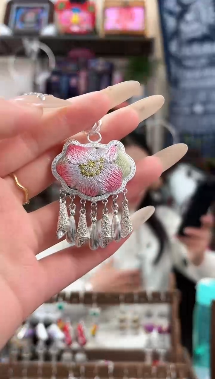 织绣民族风非遗老绣饰品526