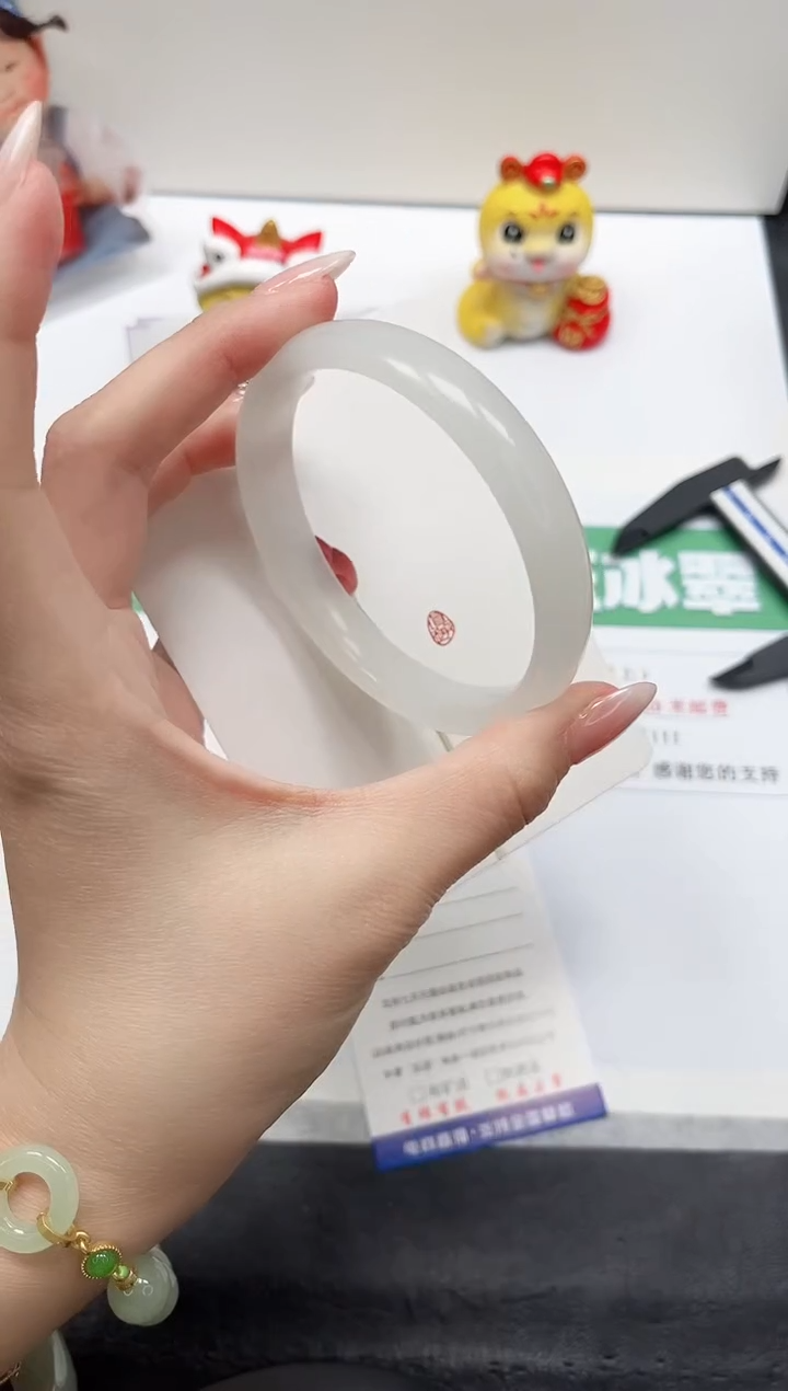 【闪购商品】石英质玉手镯未镶嵌155-60