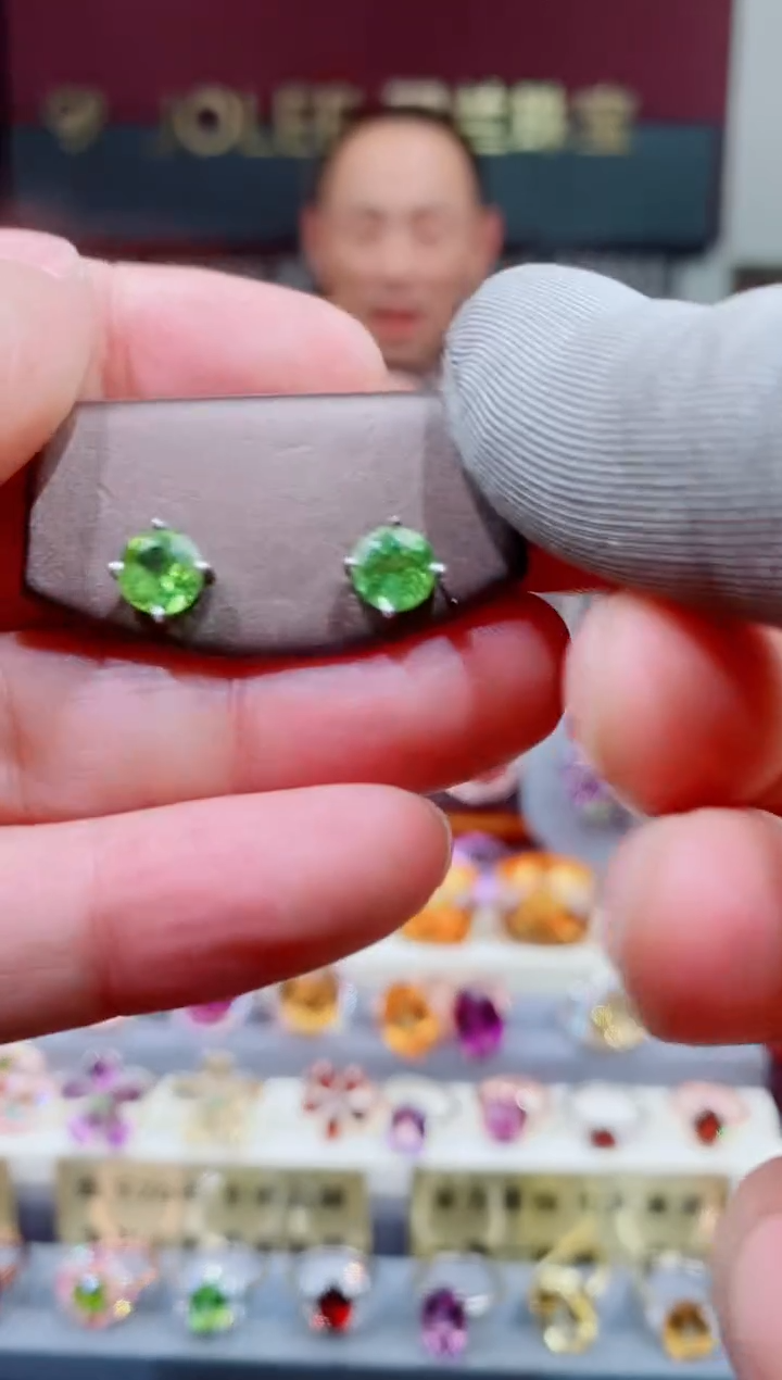 银S925镶嵌耳钉橄榄石橄榄石耳钉