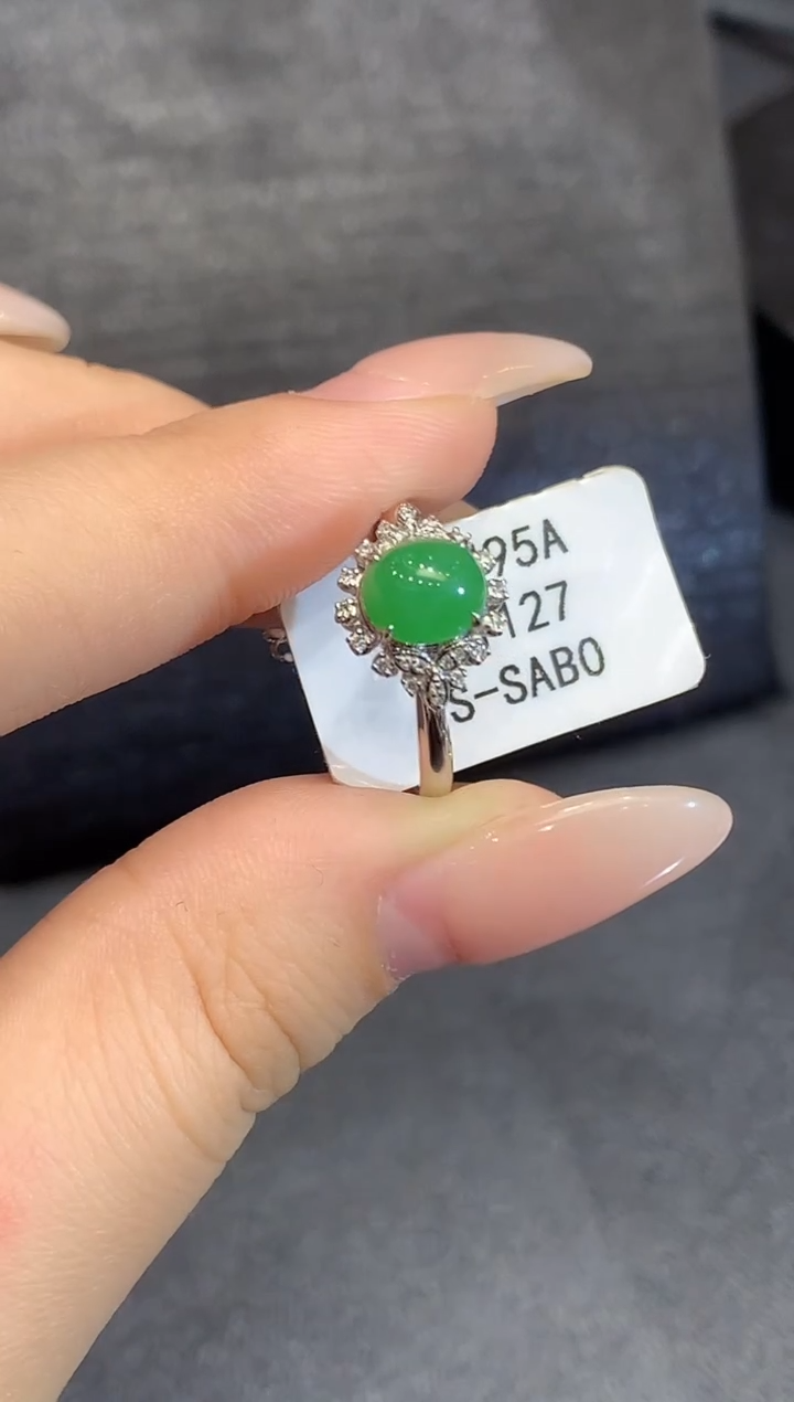 18K金镶嵌戒指翡翠多样性发其一