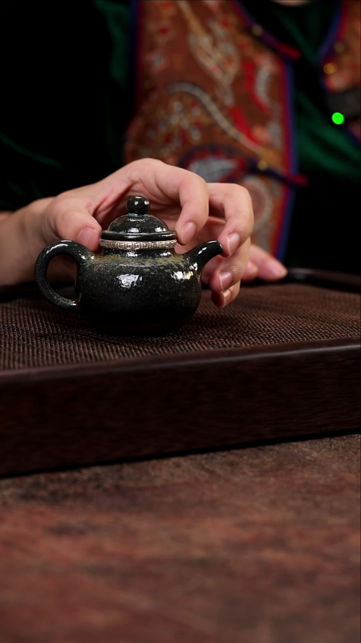 宜兴紫砂小叶紫檀木柴烧打银掇球