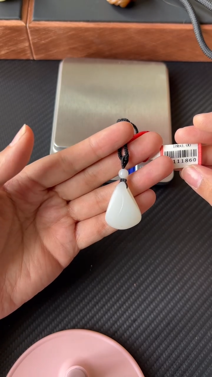 【闪购商品】和田玉吊坠(赠链)未镶嵌且末微色差米达