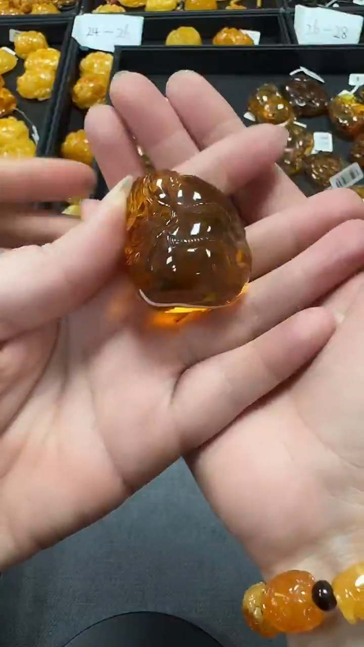 琥珀吊坠(不含链)未镶嵌天然保真蜜蜡雕刻件（送绳子）