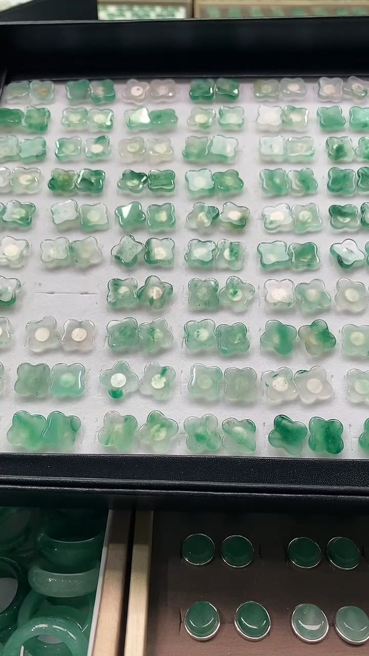 未镶嵌石英质玉（非洲翠）耳钉四叶草