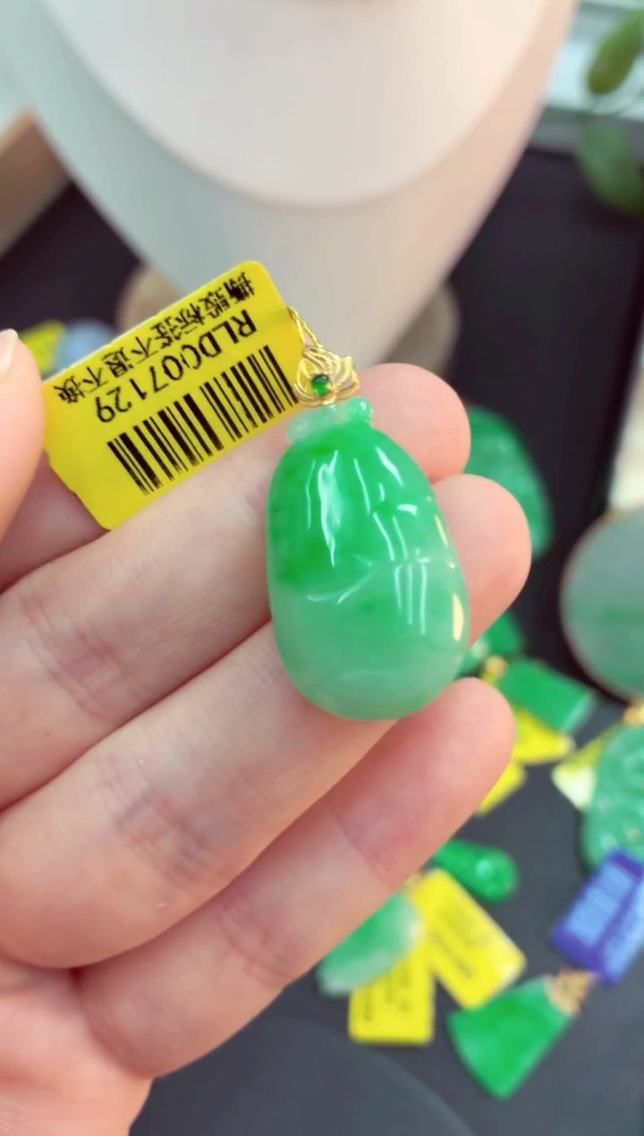 吊坠(不含链)18K金镶嵌翡翠挂件