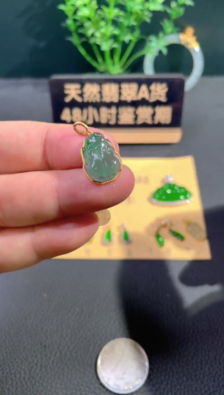 颈饰18K金镶嵌翡翠翡翠