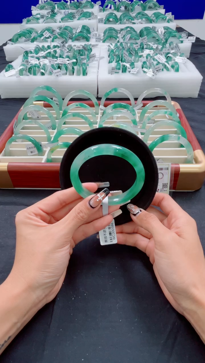 未镶嵌手镯石英质玉（非洲翠）圈口61