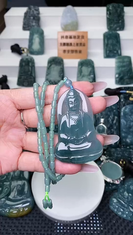 颈饰未镶嵌翡翠 