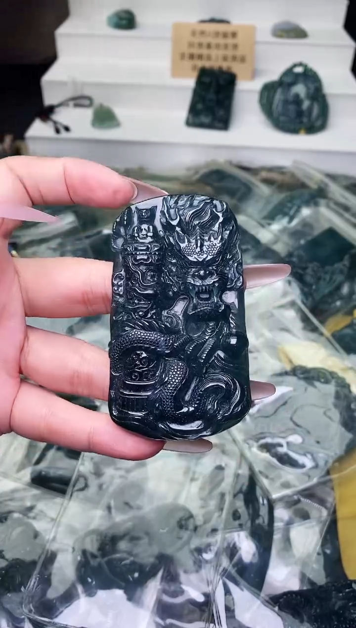 颈饰未镶嵌翡翠 