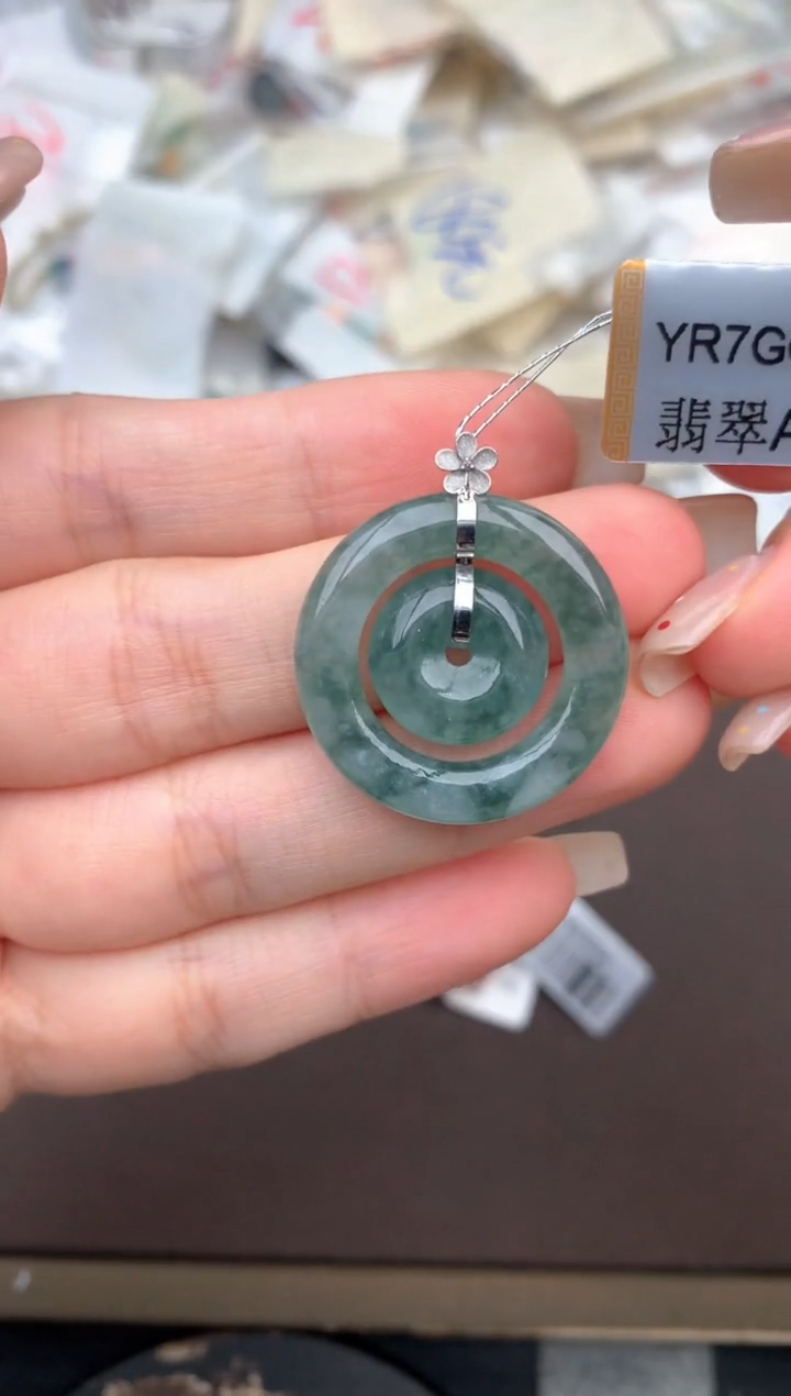 18K金镶嵌挂件翡翠一