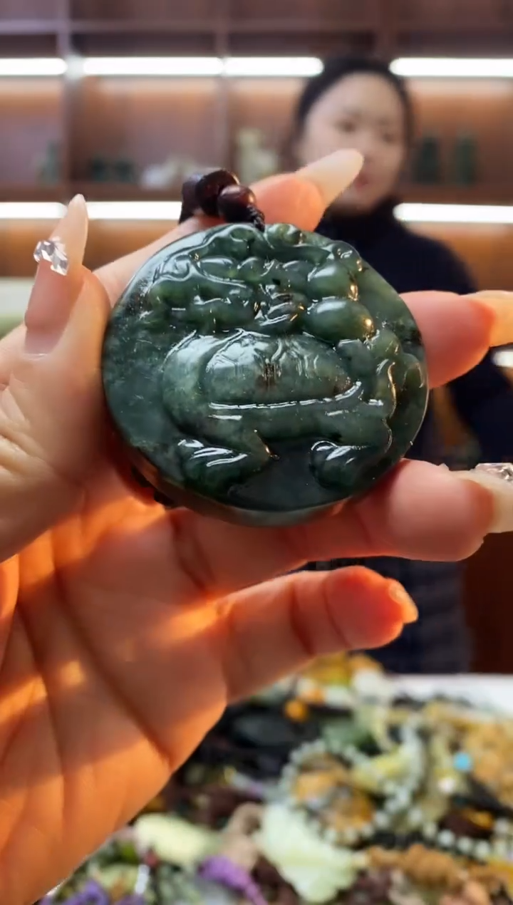 未镶嵌蛇纹石玉吊坠    