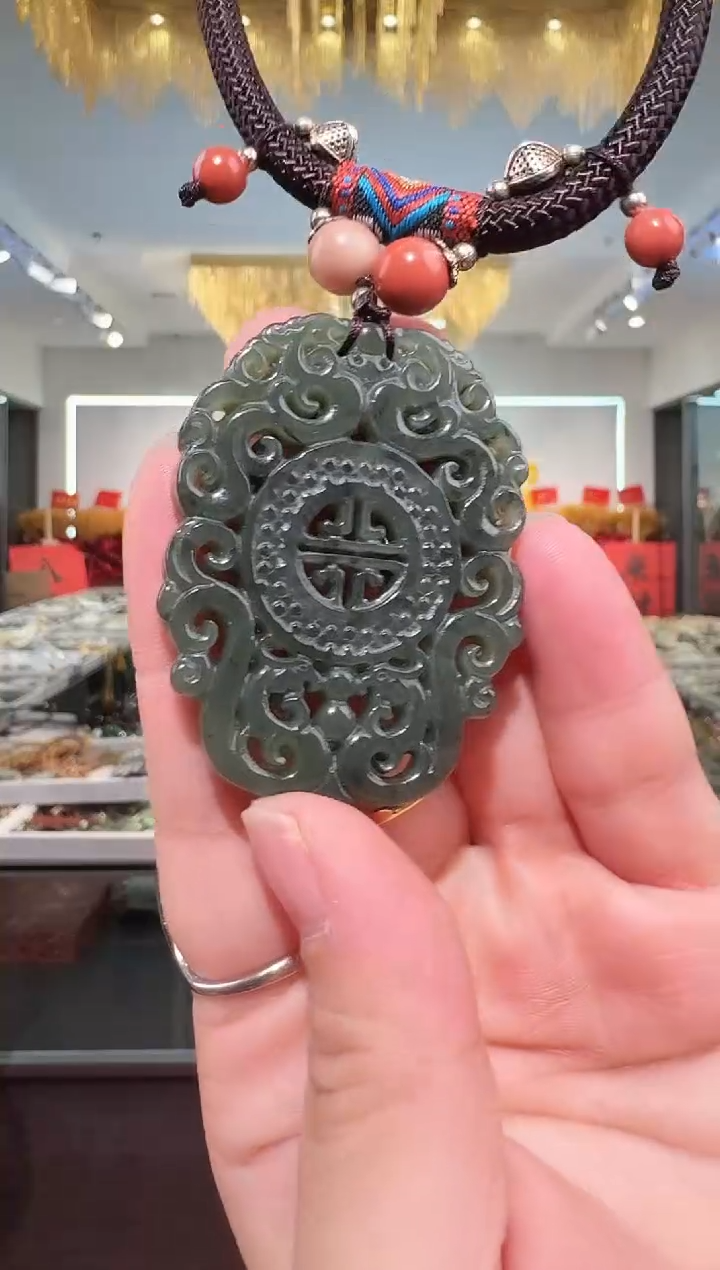 颈饰未镶嵌和田玉吊坠