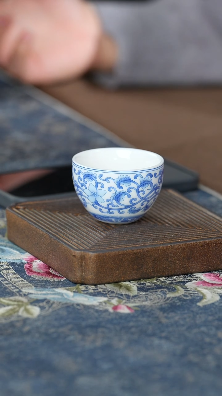 【闪购商品】【蓝堆缠枝莲小禅定杯】【12西泠礼盒】