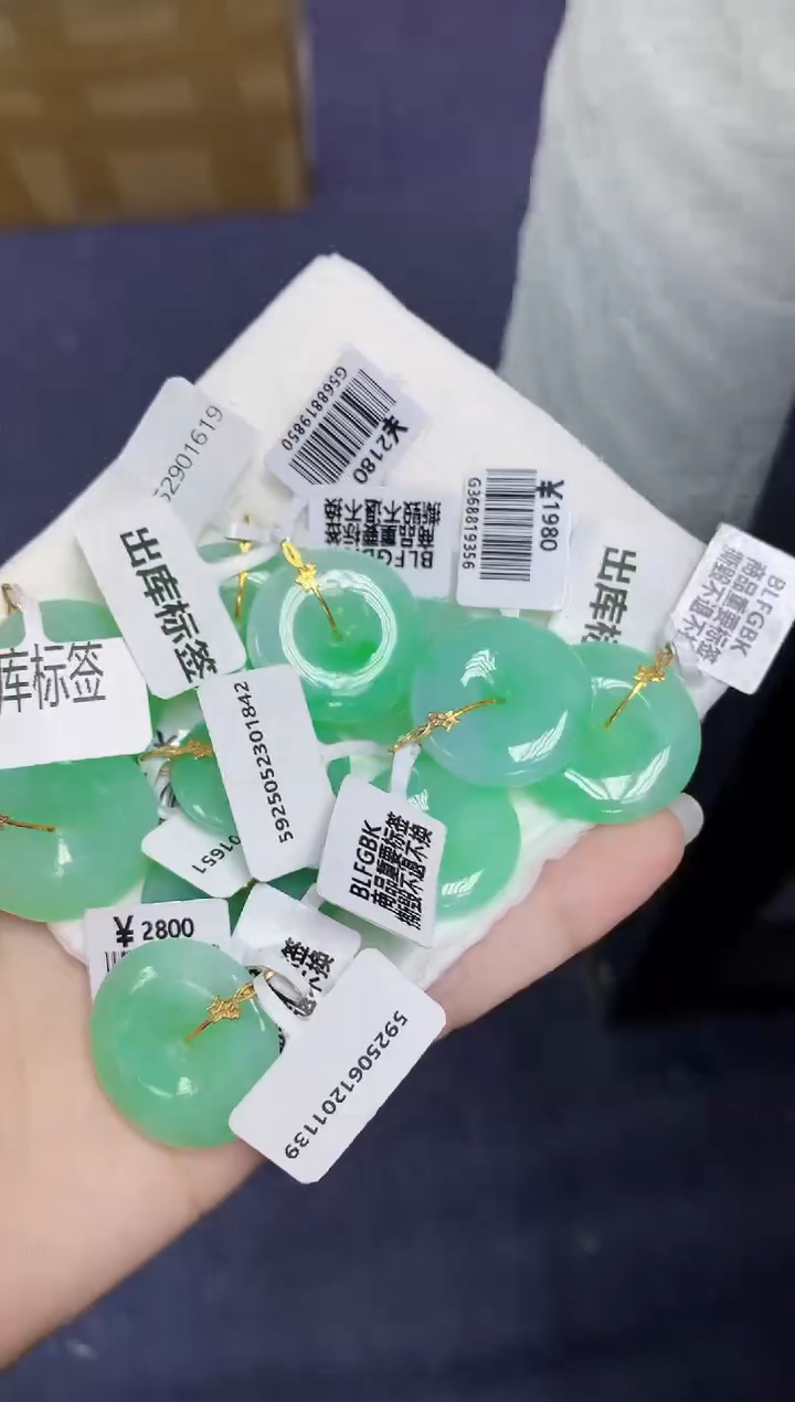 翡翠18K金镶嵌颈饰天然缅甸翡翠A货多样性发其一