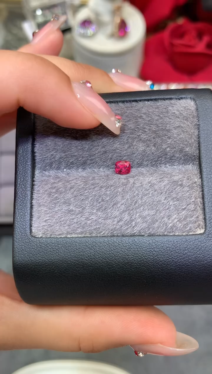 裸石尖晶石枕型 红色调 0.43ct