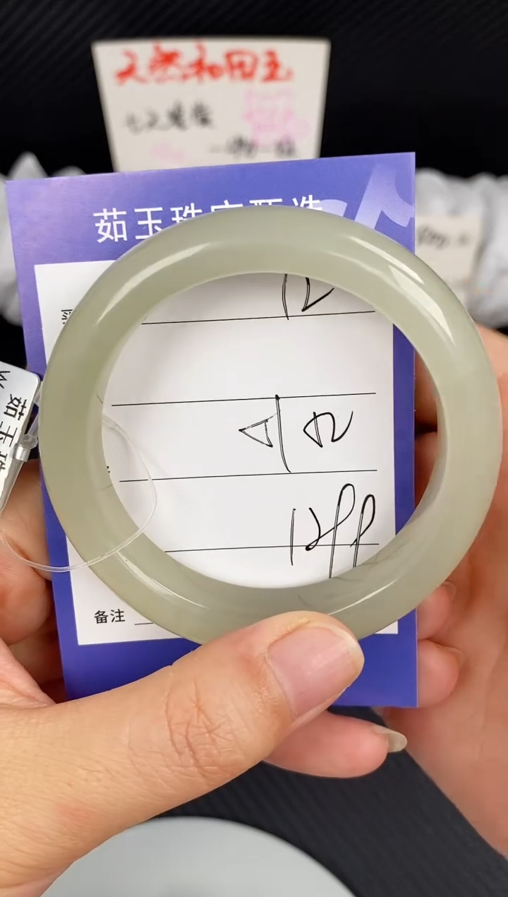 和田玉手镯未镶嵌微色差12
