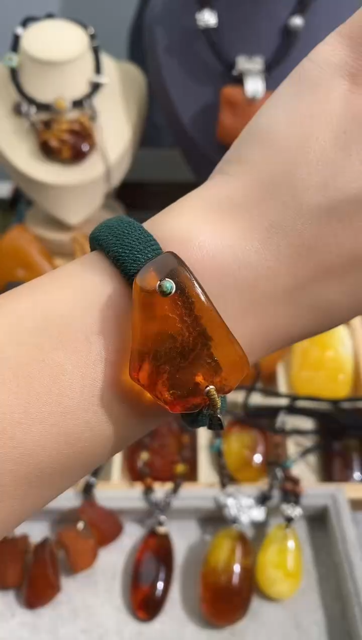 未镶嵌琥珀裸石似玉