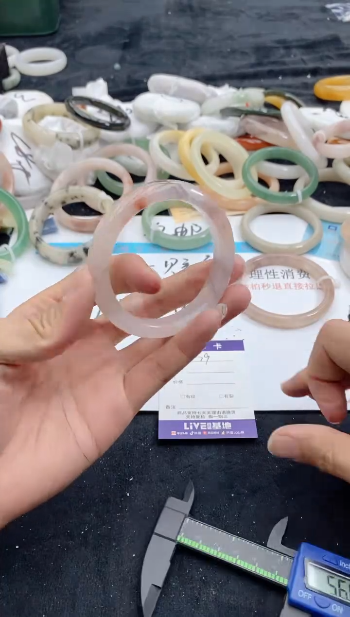 【闪购商品】石英质玉手镯未镶嵌79