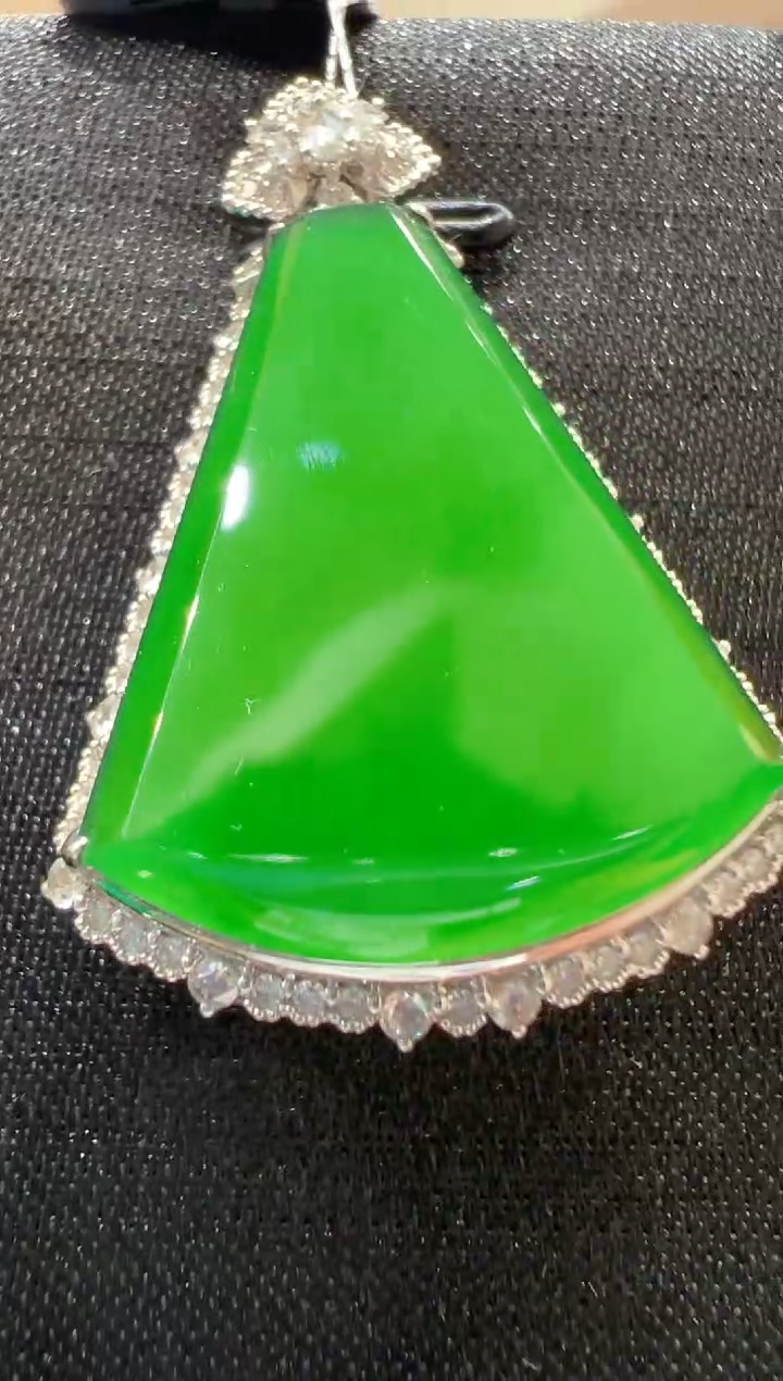 【闪购商品】翡翠吊坠(不含链)18K金镶嵌            