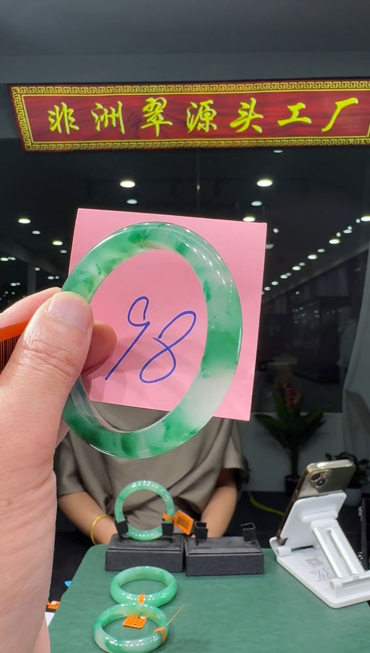 【闪购商品】石英质玉手镯未镶嵌天然A货 非洲翠 手镯（单品）
