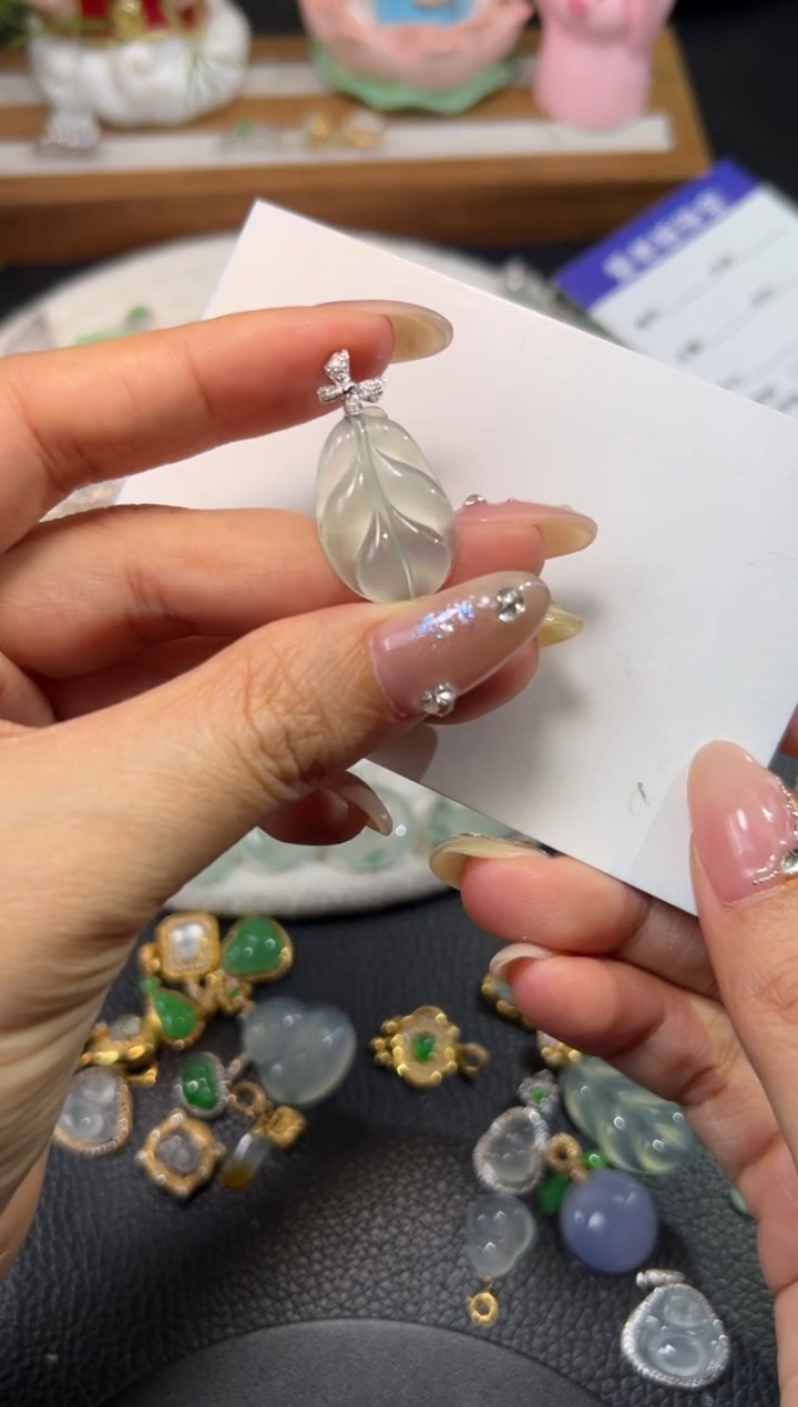 颈饰18K金镶嵌翡翠源头直播间