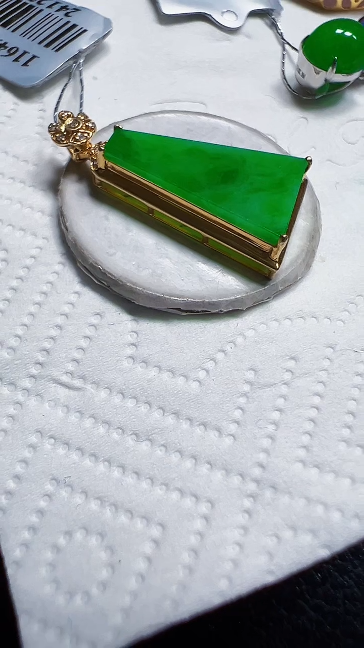 颈饰18K金镶嵌翡翠无事牌