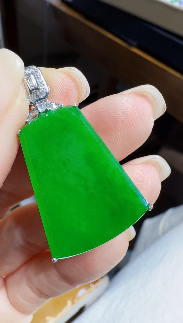 颈饰18K金镶嵌翡翠无事牌