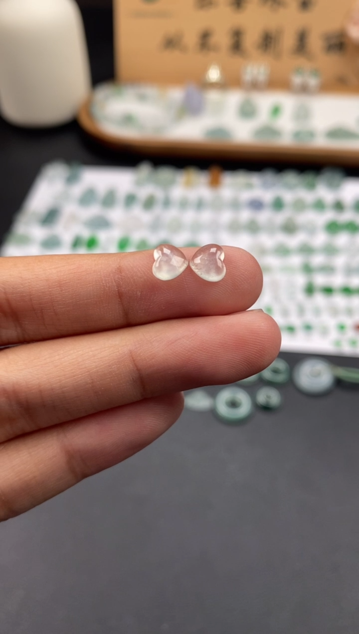 翡翠未镶嵌颈饰翡翠冰种爱心一对