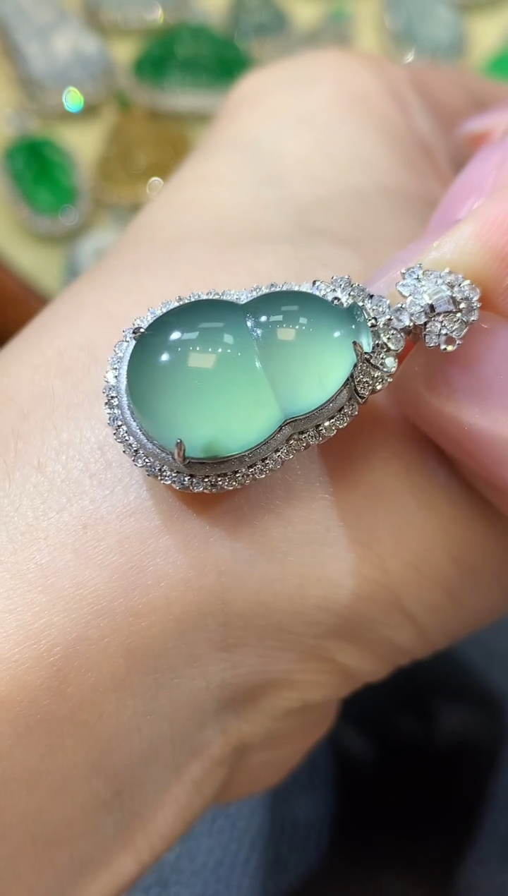 【闪购商品】翡翠吊坠(不含链)18K金镶嵌C38