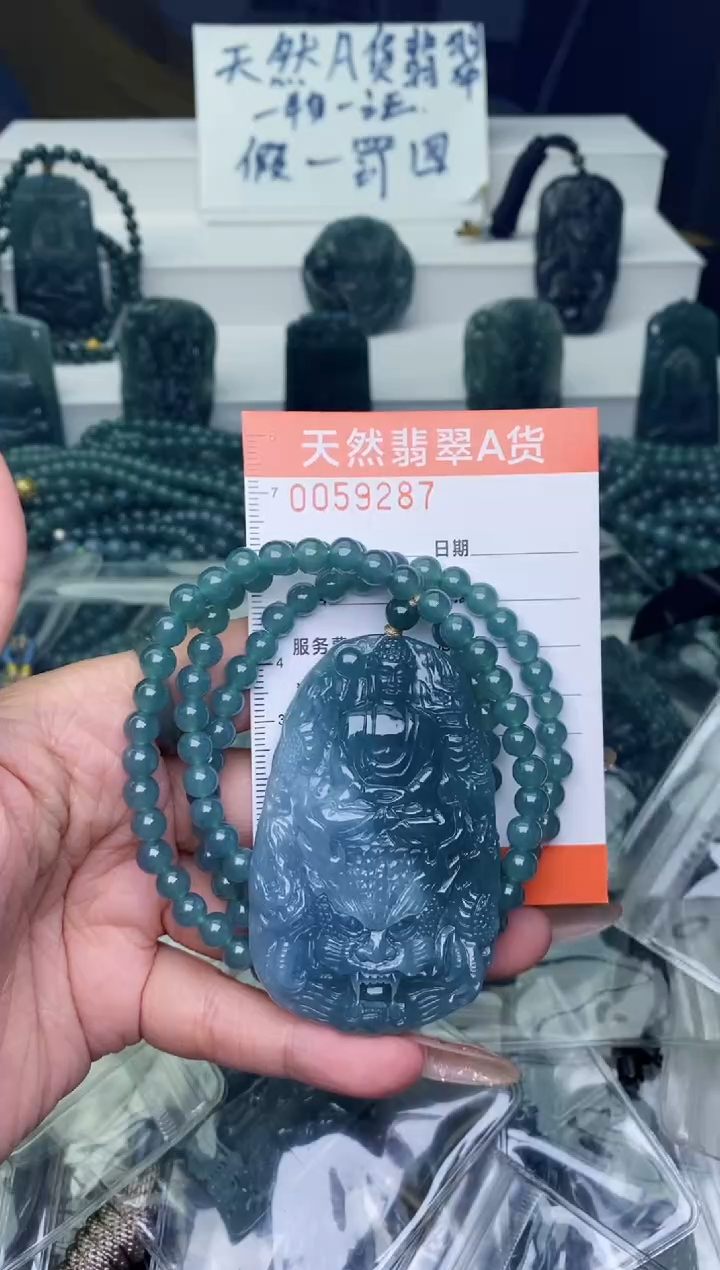 翡翠未镶嵌颈饰          