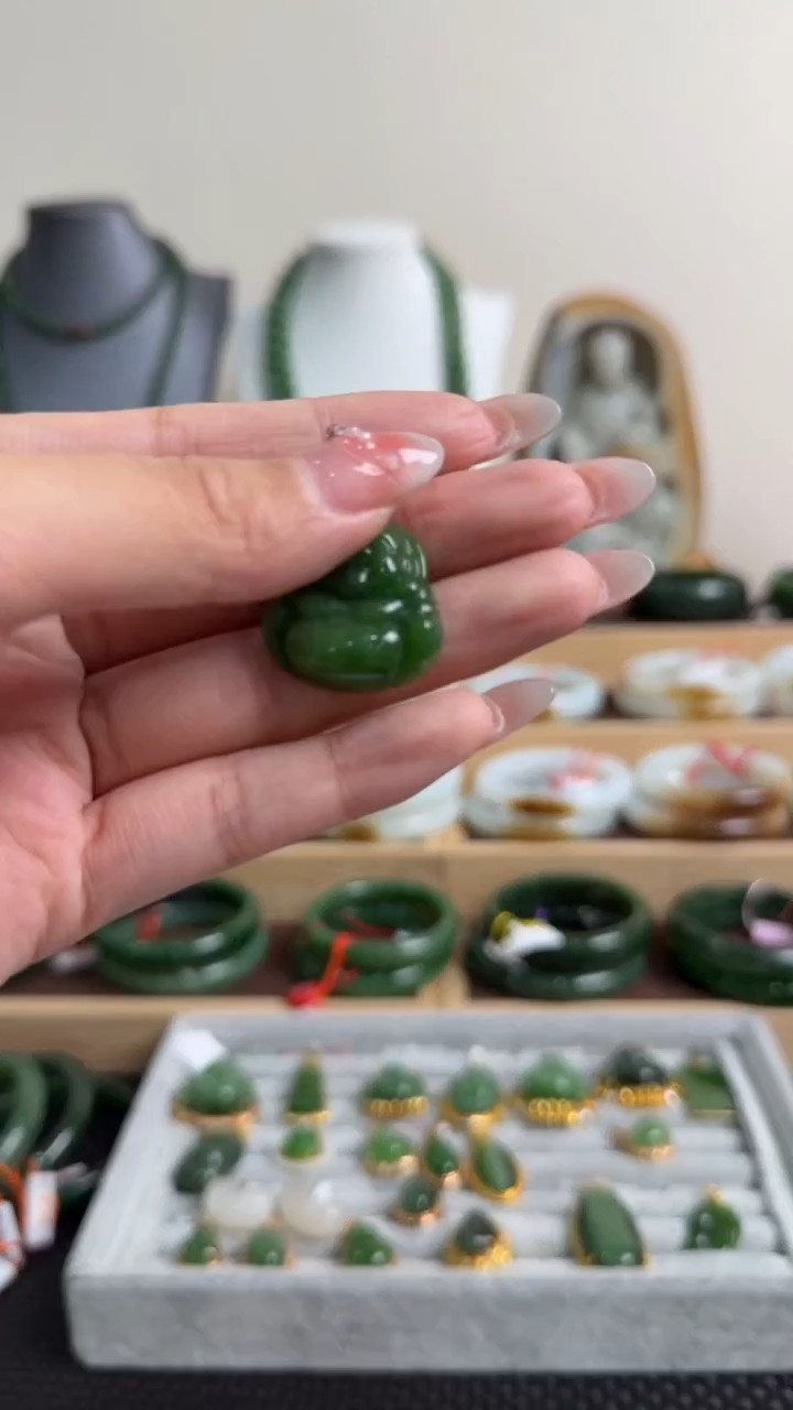 颈饰18K金镶嵌和田玉挂件