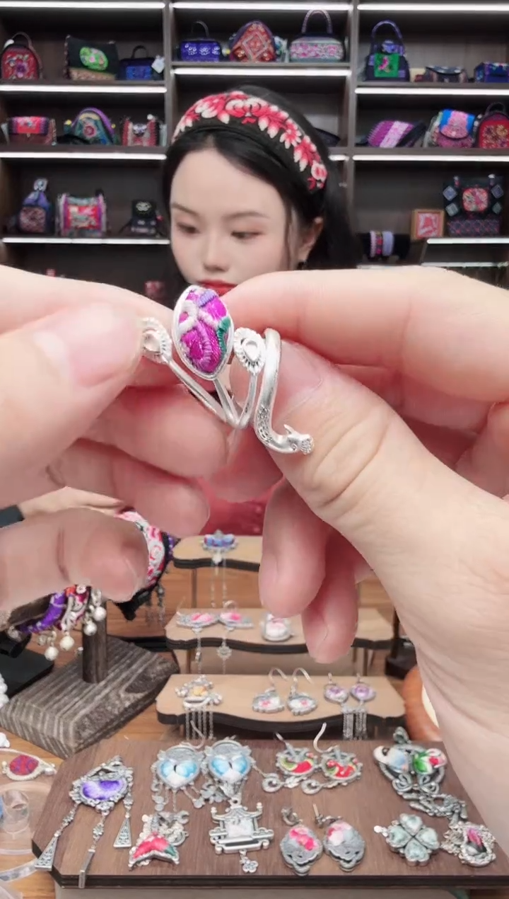 织绣5蒙阿苏苗绣传承旗舰店
