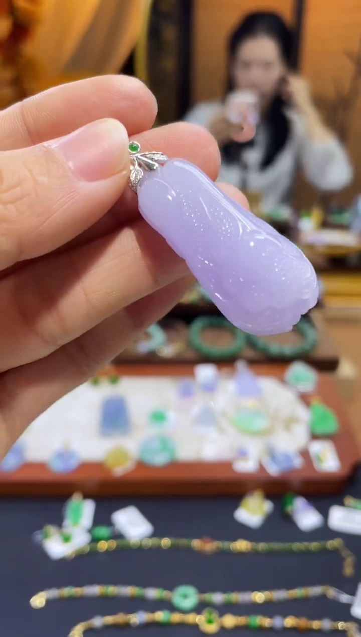 颈饰18K金镶嵌翡翠白菜