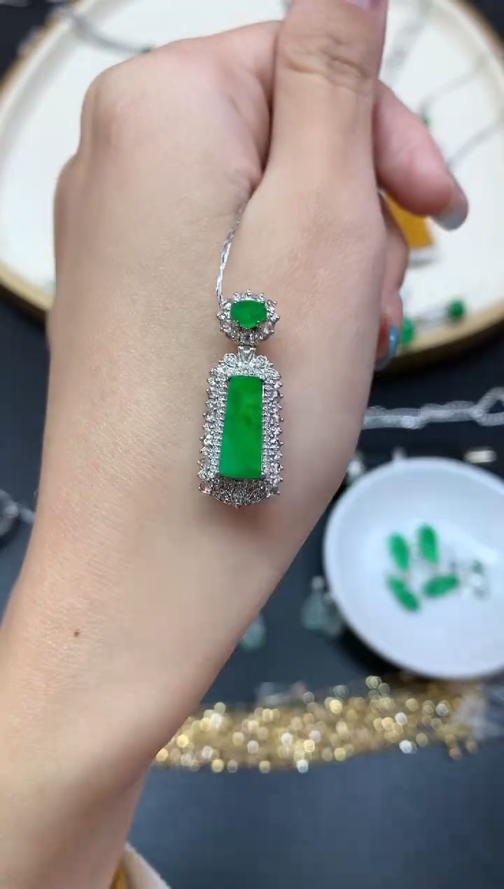 【闪购商品】翡翠吊坠(不含链)18K金镶嵌吊坠A521|8500