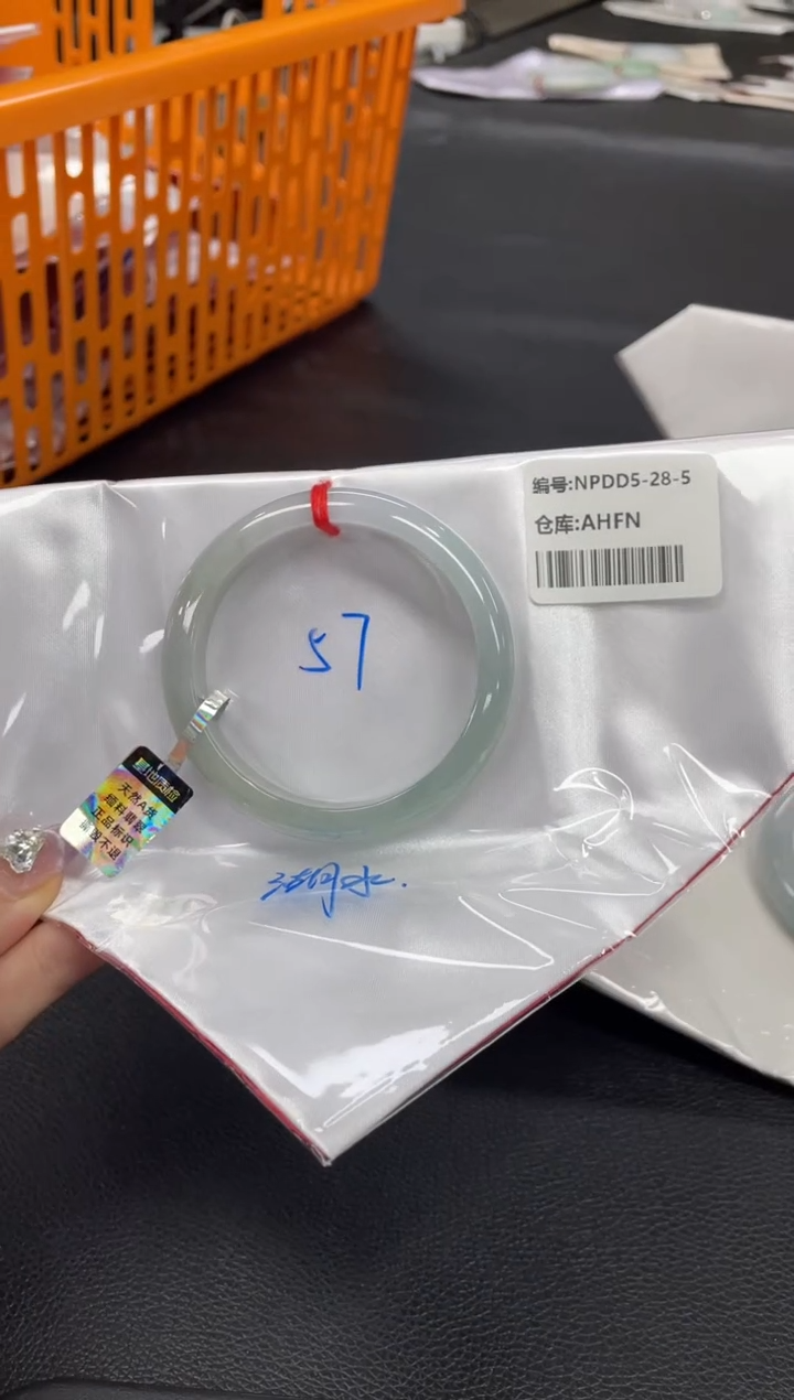 翡翠手镯未镶嵌翡翠手镯