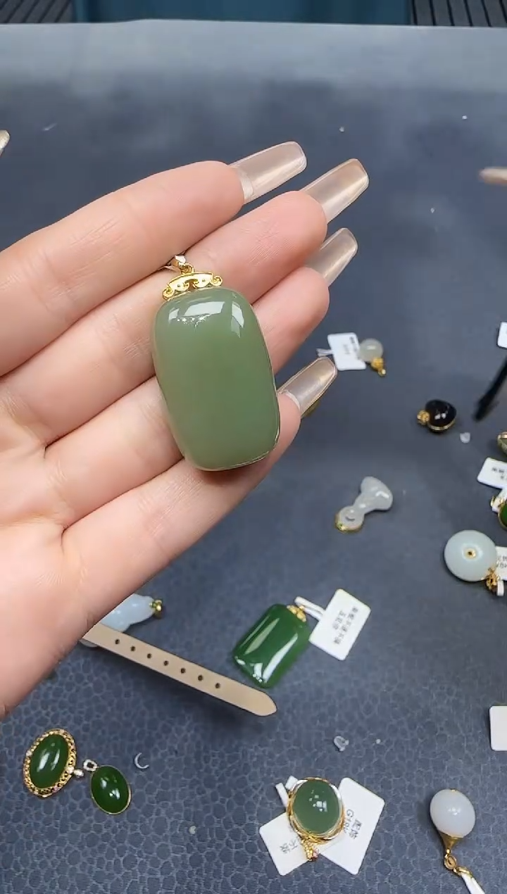 【闪购商品】和田玉挂件18K金镶嵌1
