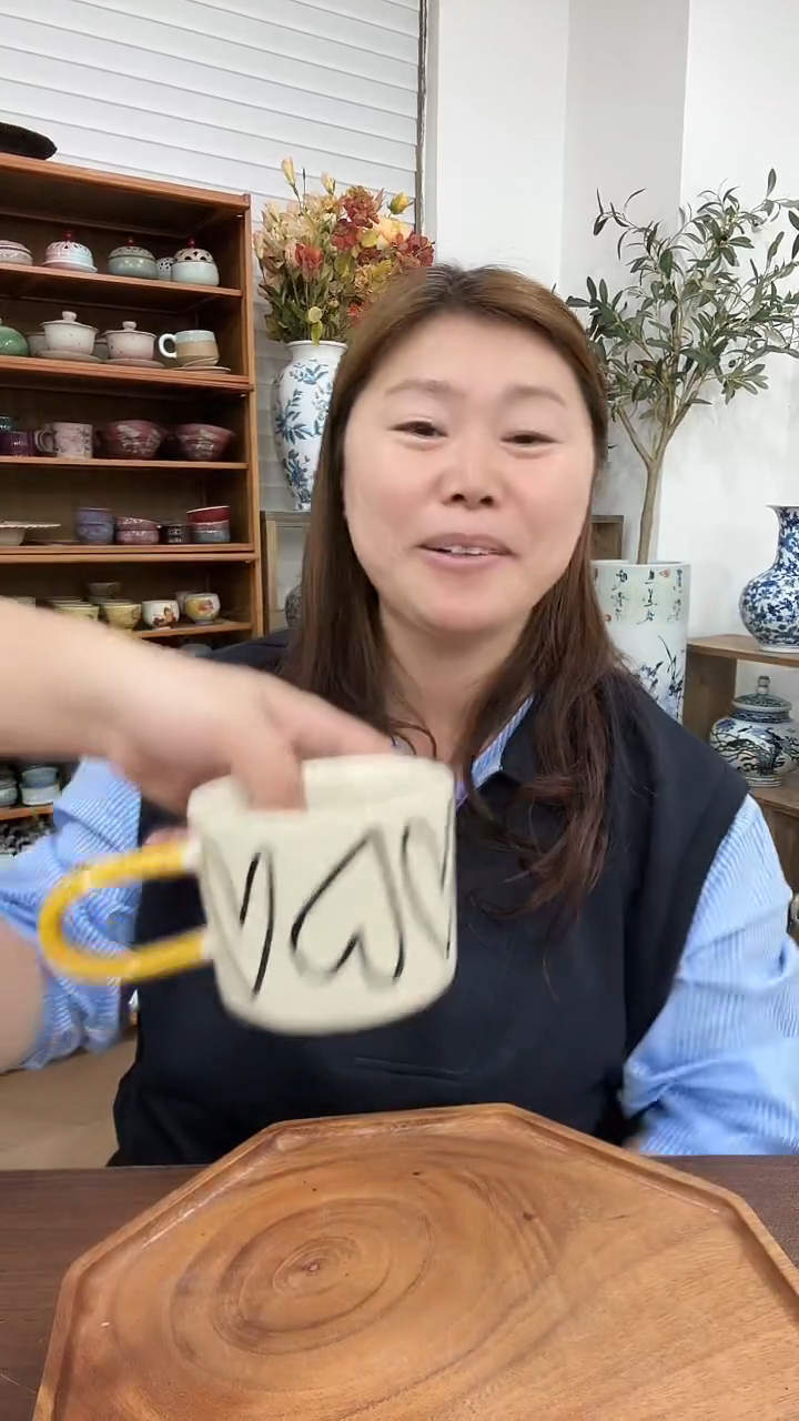 陶黄色长把爱心马克杯