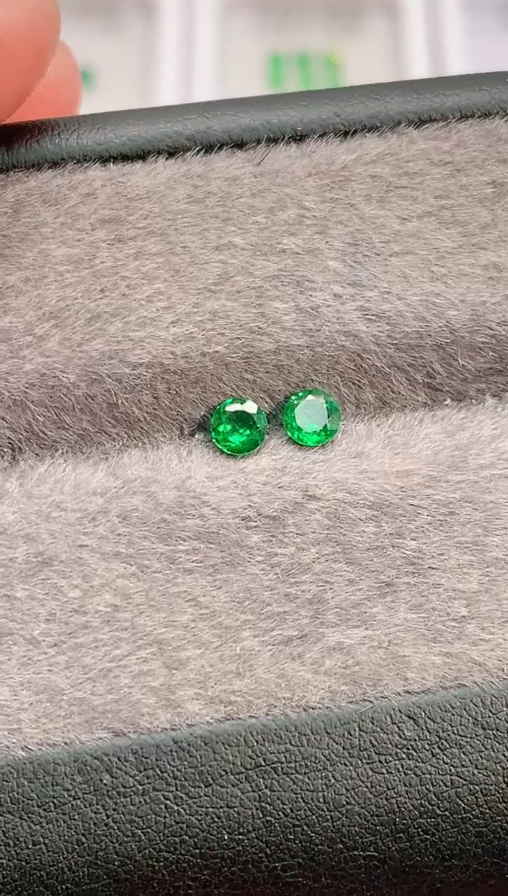 未镶嵌裸石石榴石（沙弗莱）0.51-天然沙弗莱